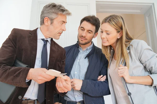 Real Estate Agent Showing Couple Colour Chart Contemporary Home — Stock Photo, Image