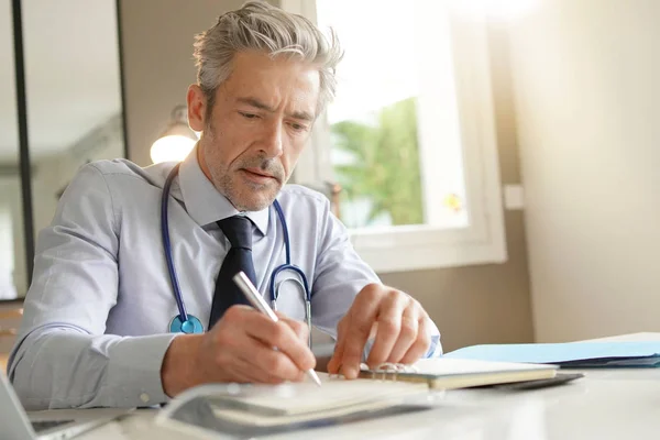 Çağdaş Klinik Ofisinde Çalışan Olgun Doktor — Stok fotoğraf