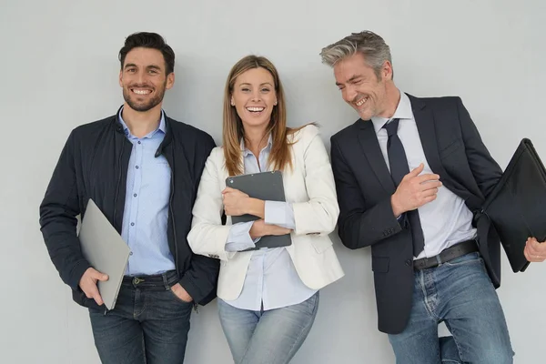 快乐的销售团队站在灰色背景上 — 图库照片