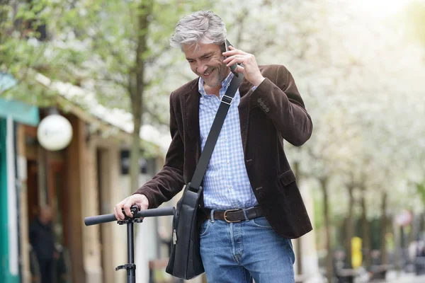Homme Affaires Parlant Sur Téléphone Portable Commutation Sur Micro Scooter — Photo