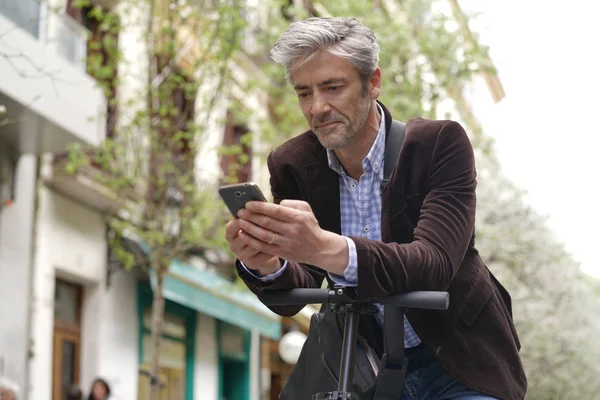 Volwassen Man Met Scooter Mobiele Telefoon Het Centrum — Stockfoto