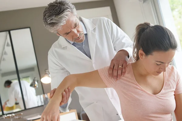 Fisioterapeuta Ajudando Paciente Com Lesão Ombro — Fotografia de Stock