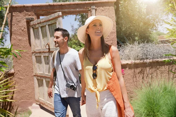 Fröhliches Stilvolles Paar Erkundet Marokkanische Villa Und Gärten — Stockfoto