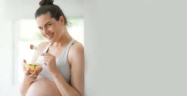 Беременная Женщина Опирающаяся Стену Ест Фруктовый Салат — стоковое фото