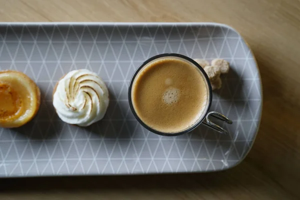 Blick Auf Den Langen Teller Mit Kaffee Und Drei Köstlichen — Stockfoto