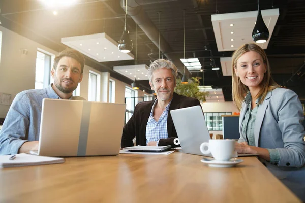 Equipo Ventas Sonriendo Cámara Durante Reunión Del Desayuno — Foto de Stock