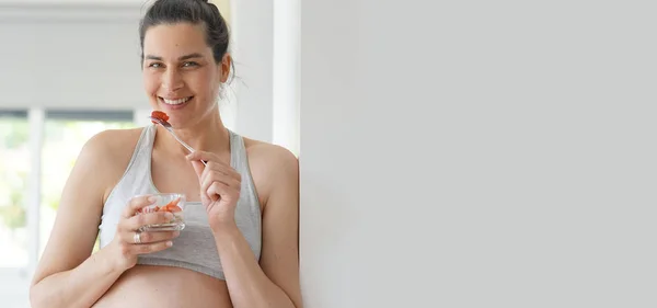 Pregnant Woman Leaning Wall Eating Strawberries — Stock Photo, Image