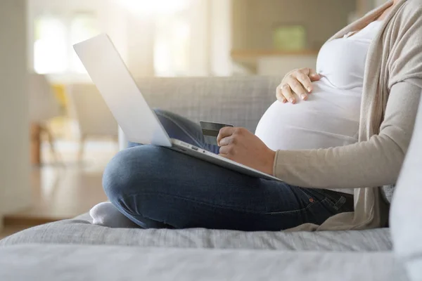 Närbild Gravid Kvinna Köpa Internet — Stockfoto