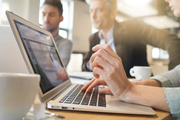 Close Van Zakenvrouw Handen Typen Tijdens Vergadering — Stockfoto