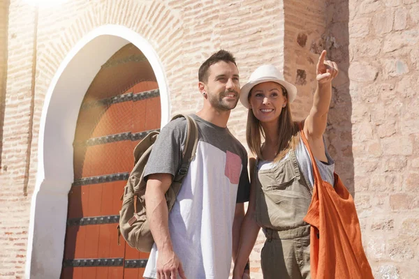 Pareja Turistas Caminando Por Los Jardines Koutoubia Marrakech — Foto de Stock