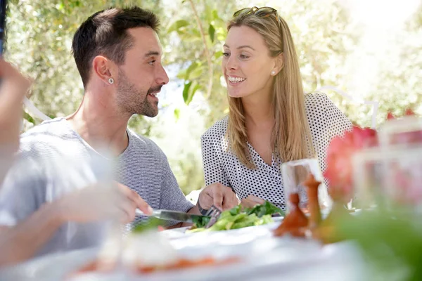 Pasangan Bahagia Makan Siang Luar Ruangan — Stok Foto