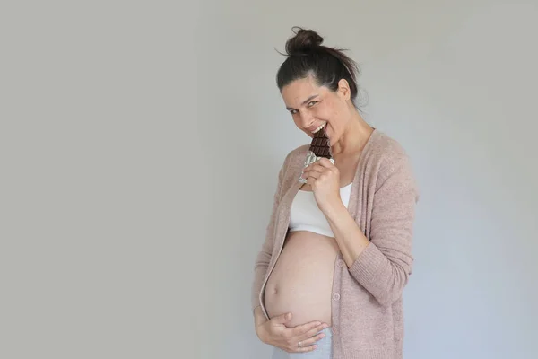 Беременная Женщина Жаждущая Шоколадку Изолирована — стоковое фото