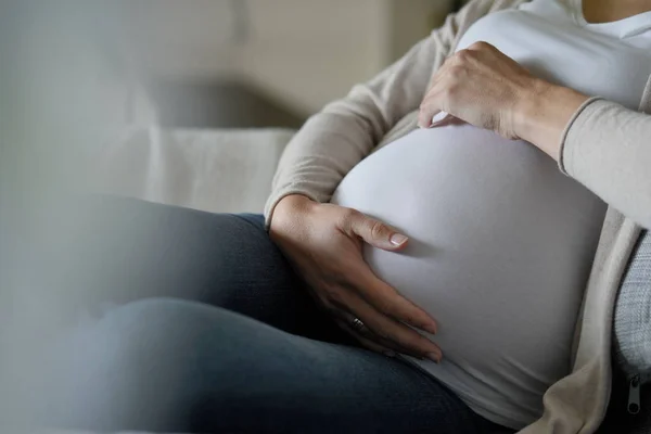 Ritratto Donna Incinta Che Rilassa Sul Divano — Foto Stock