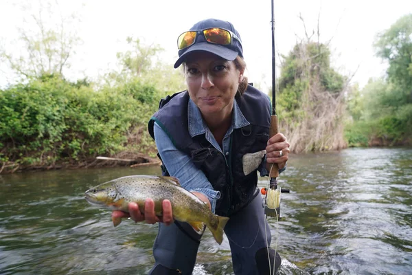 Зріла Жінка Риболовля Річці — стокове фото