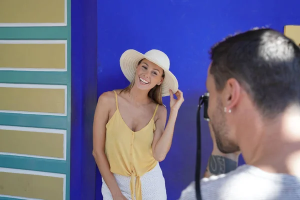 Muž Fotografovat Přítelkyni Majorelle Gardens Maroko — Stock fotografie