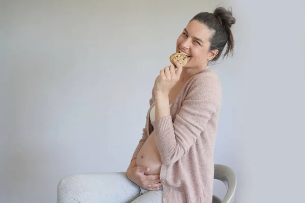 Беременная Женщина Ест Печенье Изолирована — стоковое фото