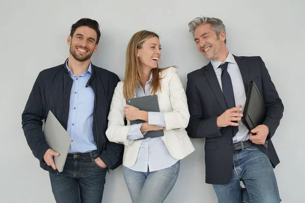 Glückliches Verkaufsteam Das Vor Grauem Hintergrund Zusammensteht — Stockfoto