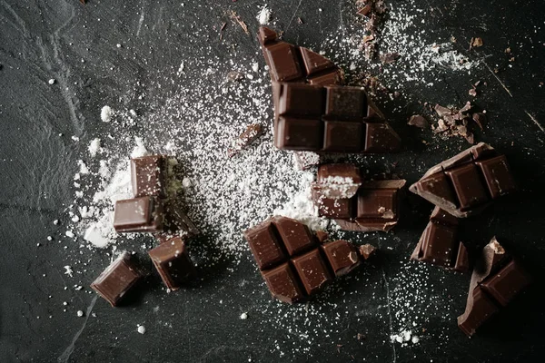 顶视图 粉碎甜点巧克力与糖粉在石板 — 图库照片