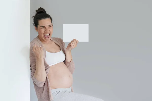 Pregnant Woman Grey Wall Holding White Sign — Stock Photo, Image