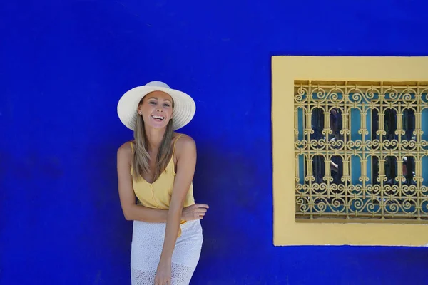 令人惊叹的女人对蓝色墙壁在马略勒花园摩洛哥 — 图库照片