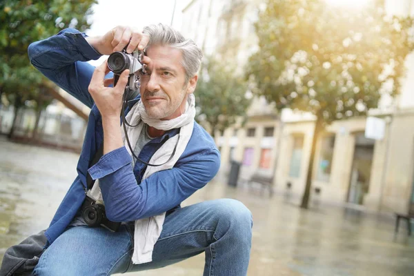 Fotografo Maturo Scattare Foto Con Fotocamera Vintage Nel Centro Storico — Foto Stock