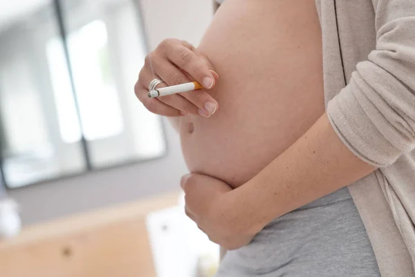 Беременная Женщина Курит Сигарету — стоковое фото
