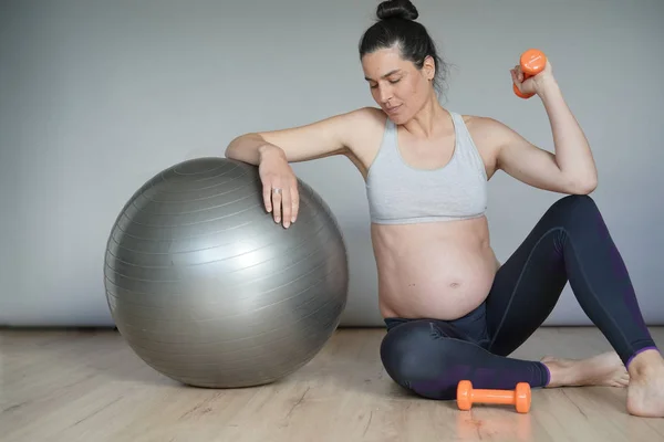 Těhotná Žena Tělocvičně Sedící Fitness Ball Izolovaný — Stock fotografie
