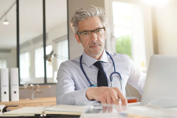 Mogen Doktor Som Arbetar Office Tittar Kamera — Stockfoto