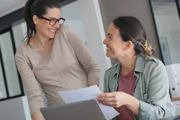 Femmes Travaillant Bureau Sur Ordinateur Portable — Photo