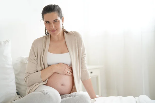 Retrato Mujer Embarazada Relajándose Cama — Foto de Stock