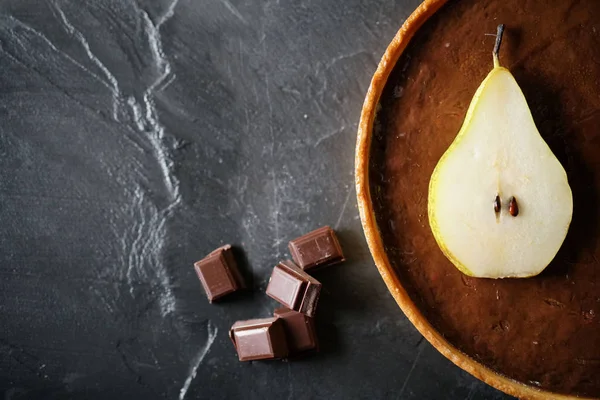 テキストスペース付きスレート上のデリックチョコレート梨タルトのトップビュー — ストック写真