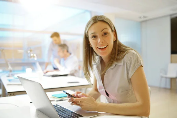 Mujer Negocios Sonriente Mirando Cámara Oficina Moderna —  Fotos de Stock