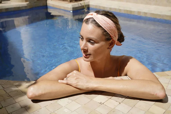 Portret Van Prachtige Vrouw Ontspannen Luxe Zwembad — Stockfoto