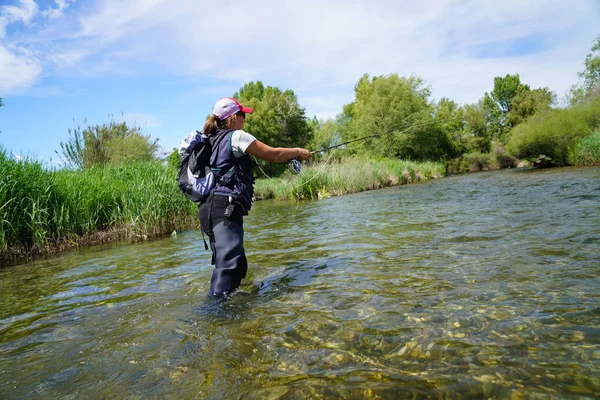 Reife Frau Angelt Fluss — Stockfoto