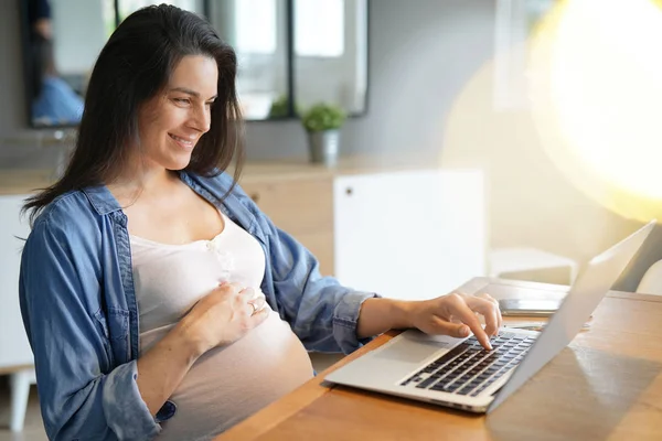 Schwangere Arbeitet Von Hause Aus Mit Laptop — Stockfoto