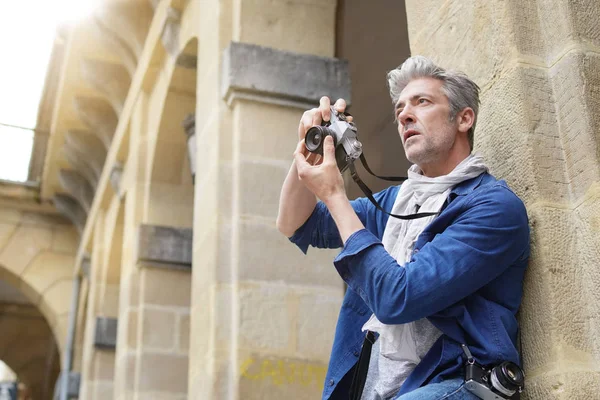 Mature Photographer Taking Photos Vintage Camera Old Town — Stock Photo, Image