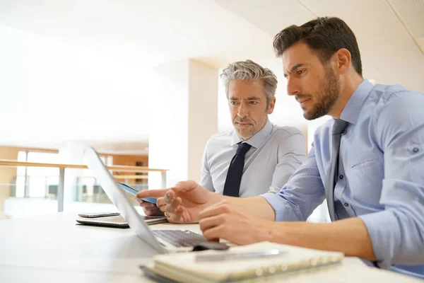 Mannelijke Collega Die Bedrijfsstrategieën Bespreken — Stockfoto