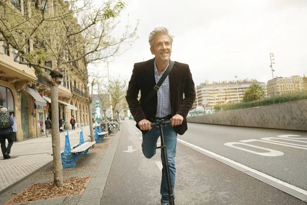 Geschäftsmann Täglichen Pendelverkehr Mit Micro Scooter — Stockfoto