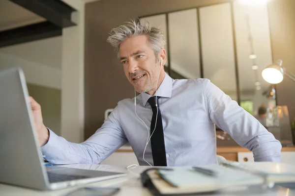 Empresario Videollamada Oficina Contemporánea — Foto de Stock