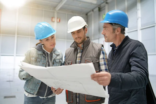 Equipe Trabalhadores Construção Conversando Armazém Vazio — Fotografia de Stock