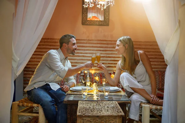 Pareja Teniendo Una Cena Romántica Marrakech —  Fotos de Stock