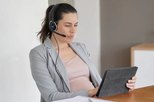 Mujer Embarazada Que Trabaja Departamento Telemarketing —  Fotos de Stock