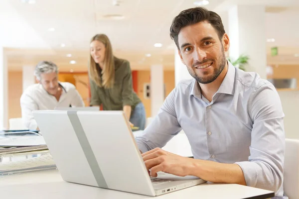 Membro Equipe Inicialização Trabalhando Computador Escritório — Fotografia de Stock