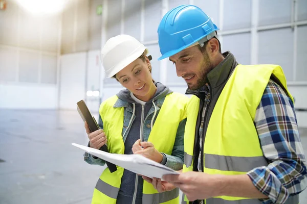 Male Female Concstruction Coworkers Warehouse — Stock Photo, Image