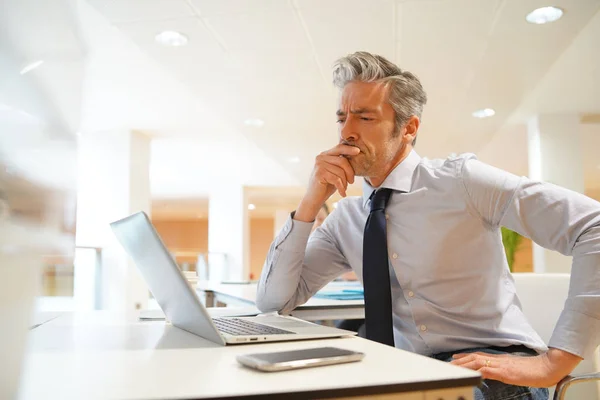 Uomo Affari Maturo Che Lavora Ufficio Moderno — Foto Stock