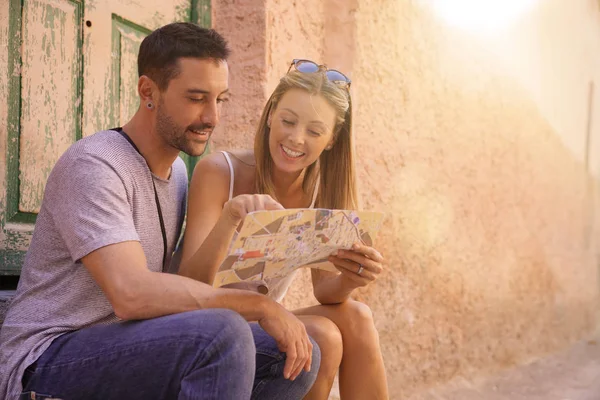 Coppia Turisti Guardando Mappa Marrakech — Foto Stock