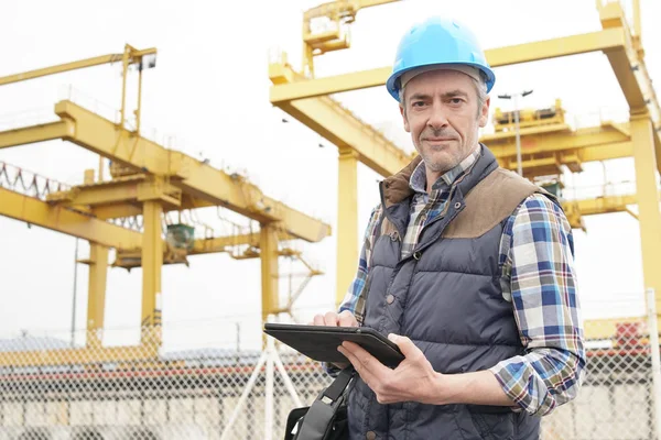 Trabajador Maduro Construcción Inspeccionando Vista Del Trabajo — Foto de Stock