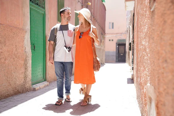 Casal Atraente Andando Pelas Ruas Marrakech — Fotografia de Stock