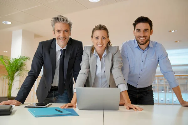 Equipe Negócios Mista Atraente Sorrindo Para Câmera — Fotografia de Stock