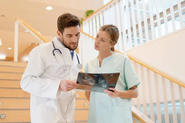 Enfermera Médico Revisando Los Resultados Del Paciente Hospital — Foto de Stock